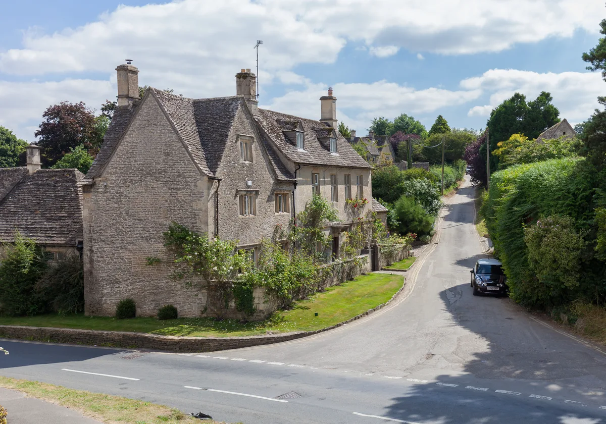 Arlington Manor With Forecourt Wall