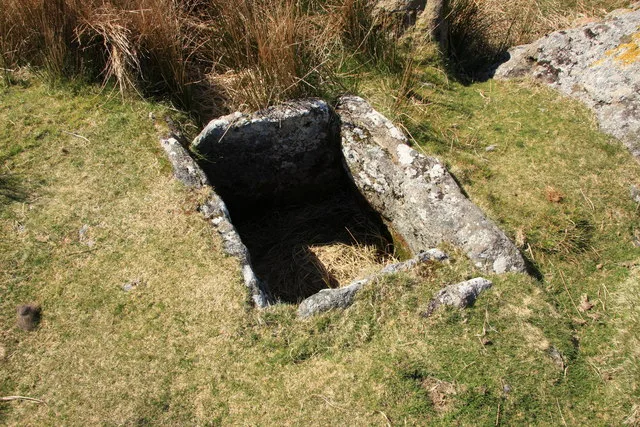 Grim's Grave cairn with a cist, Langcombe