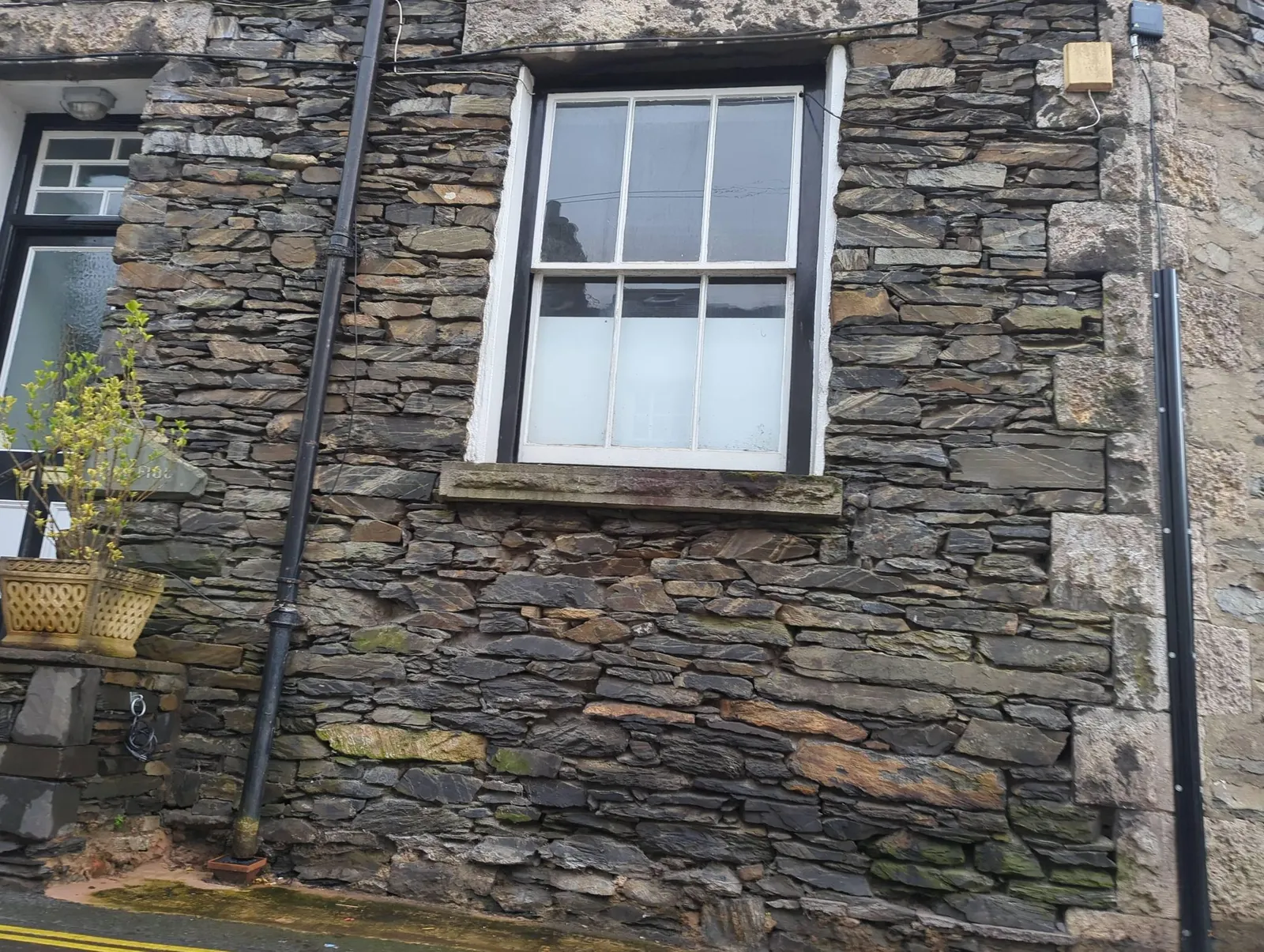 Hole in t'Wall public house, With Attached Buildings To South — street-level view