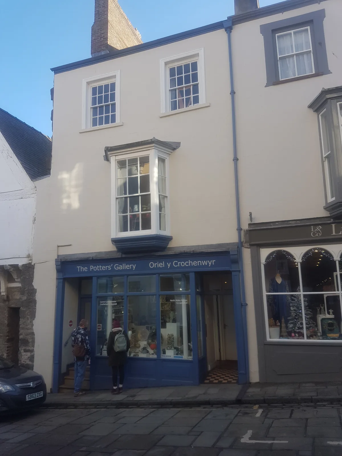 House and Oriel y Crochenwyr (The Potters' Gallery)