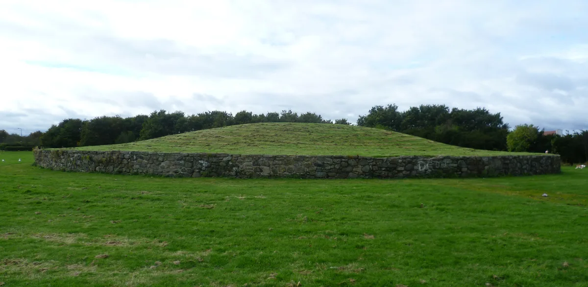 Huly Hill, cairn & stone circle SW of Newbridge roundabout