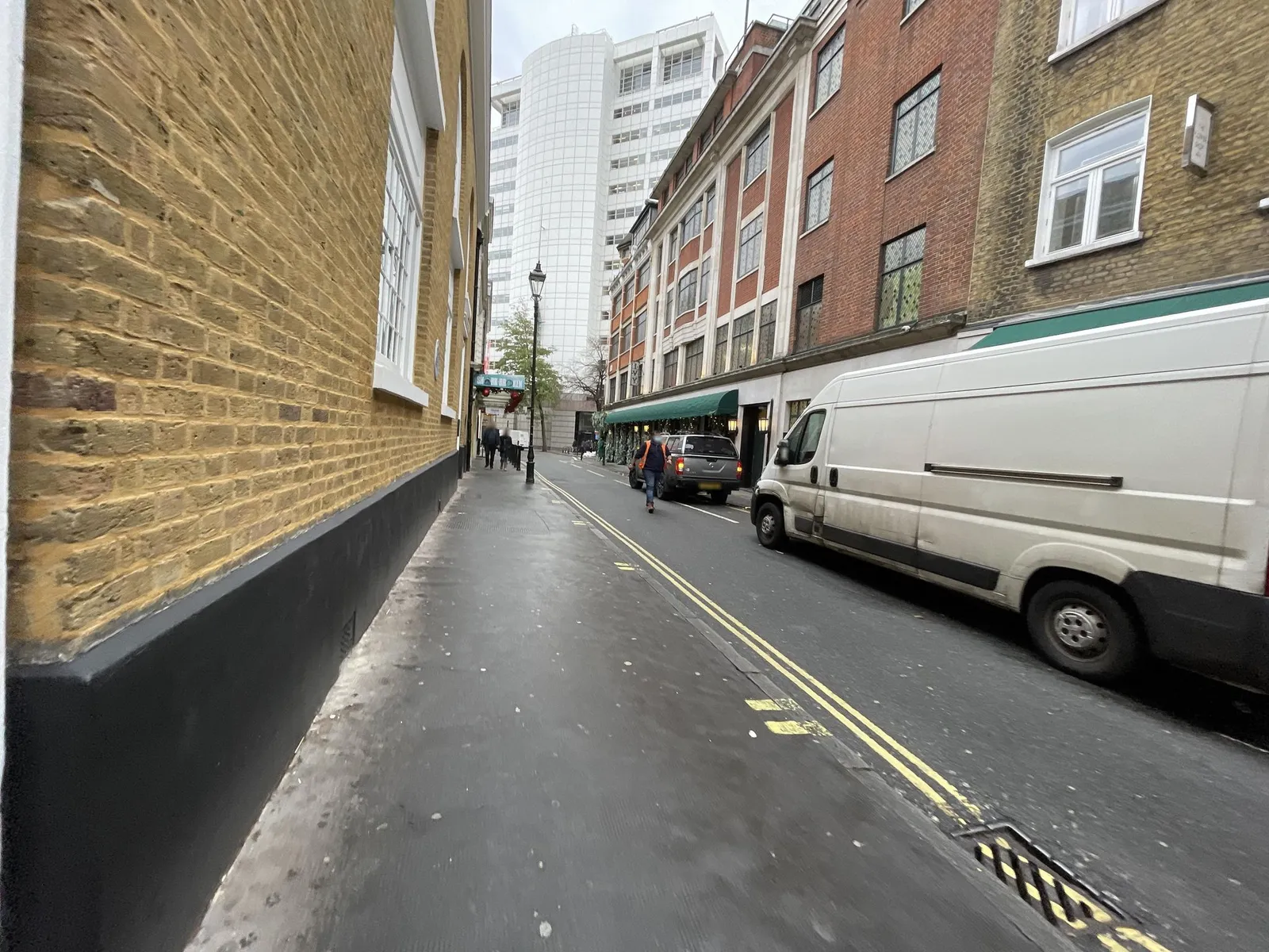 Le Beaujolais — street-level view