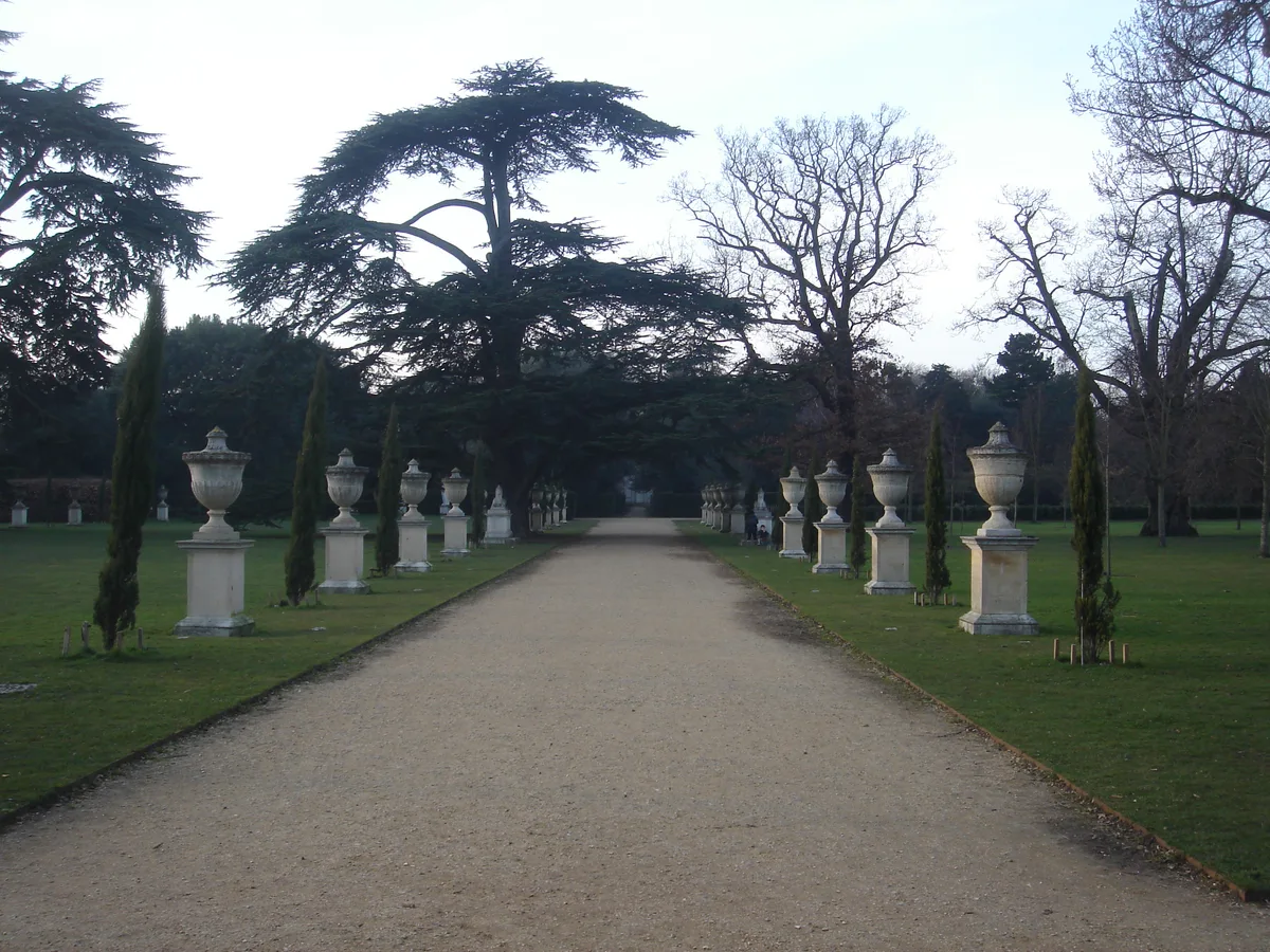 Ornaments lining avenue to rear of Chiswick House
