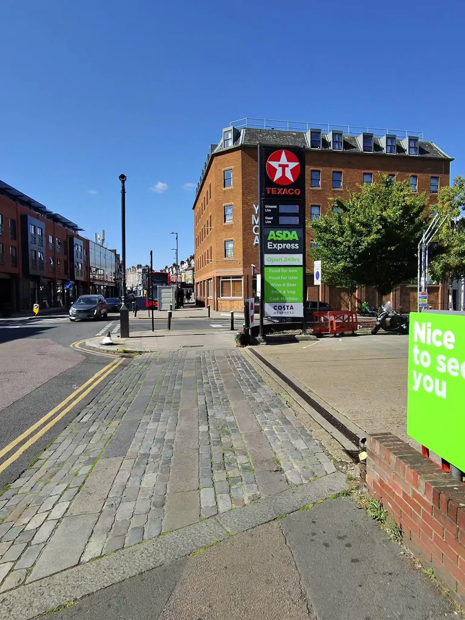 Queens, Crouch End — street-level view