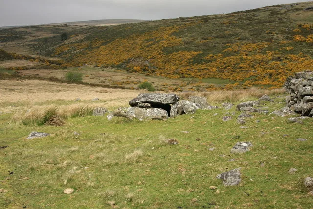Roundy Park prehistoric enclosure and cairn with cist, 560m north east of Archerton