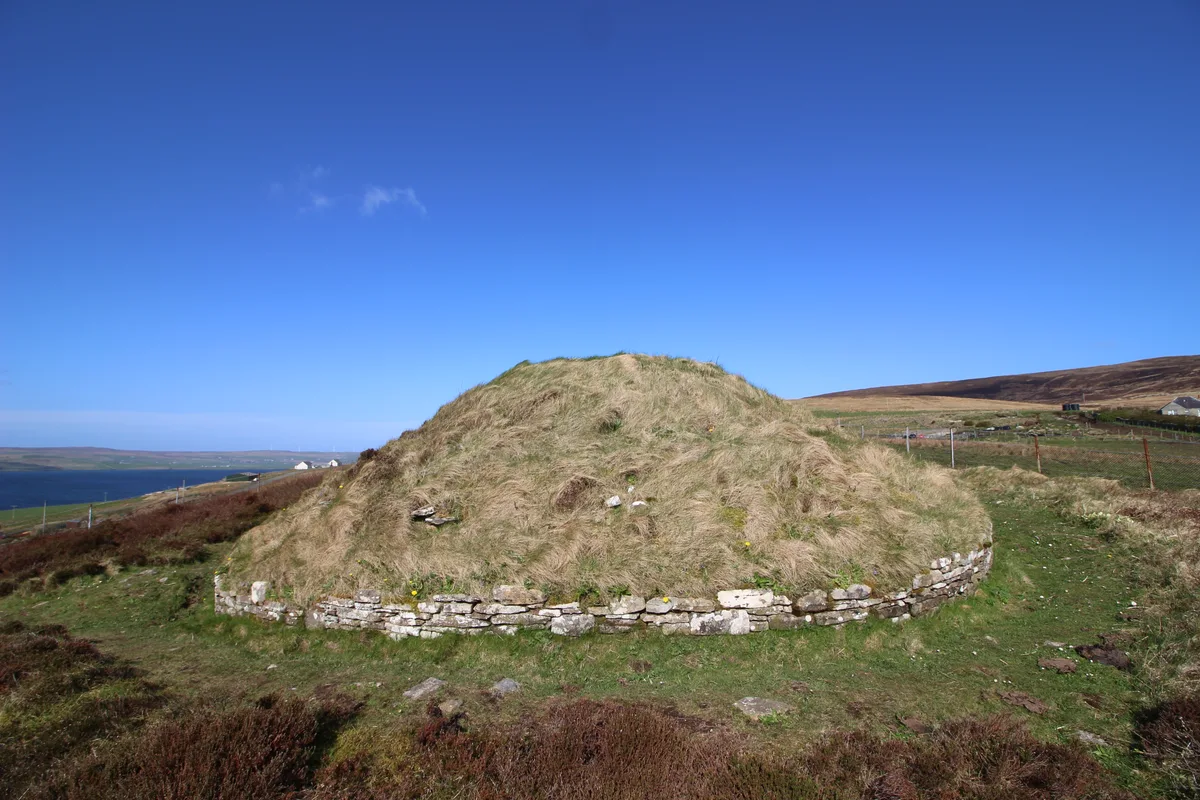 Taversoe Tuick, chambered cairn and nearby remains