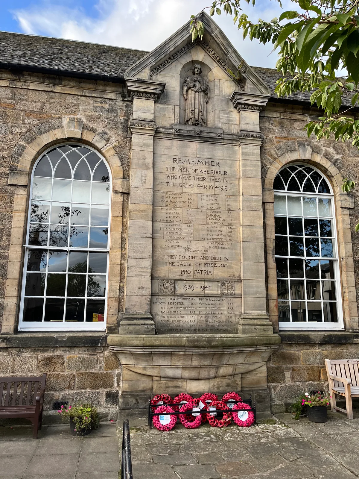 West Parish Church and War Memorial, 28-30 High Street, Aberdour